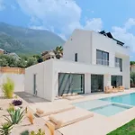 Neo With 2 Private Pools, Bbq, Jacuzzi&sauna Fethiye